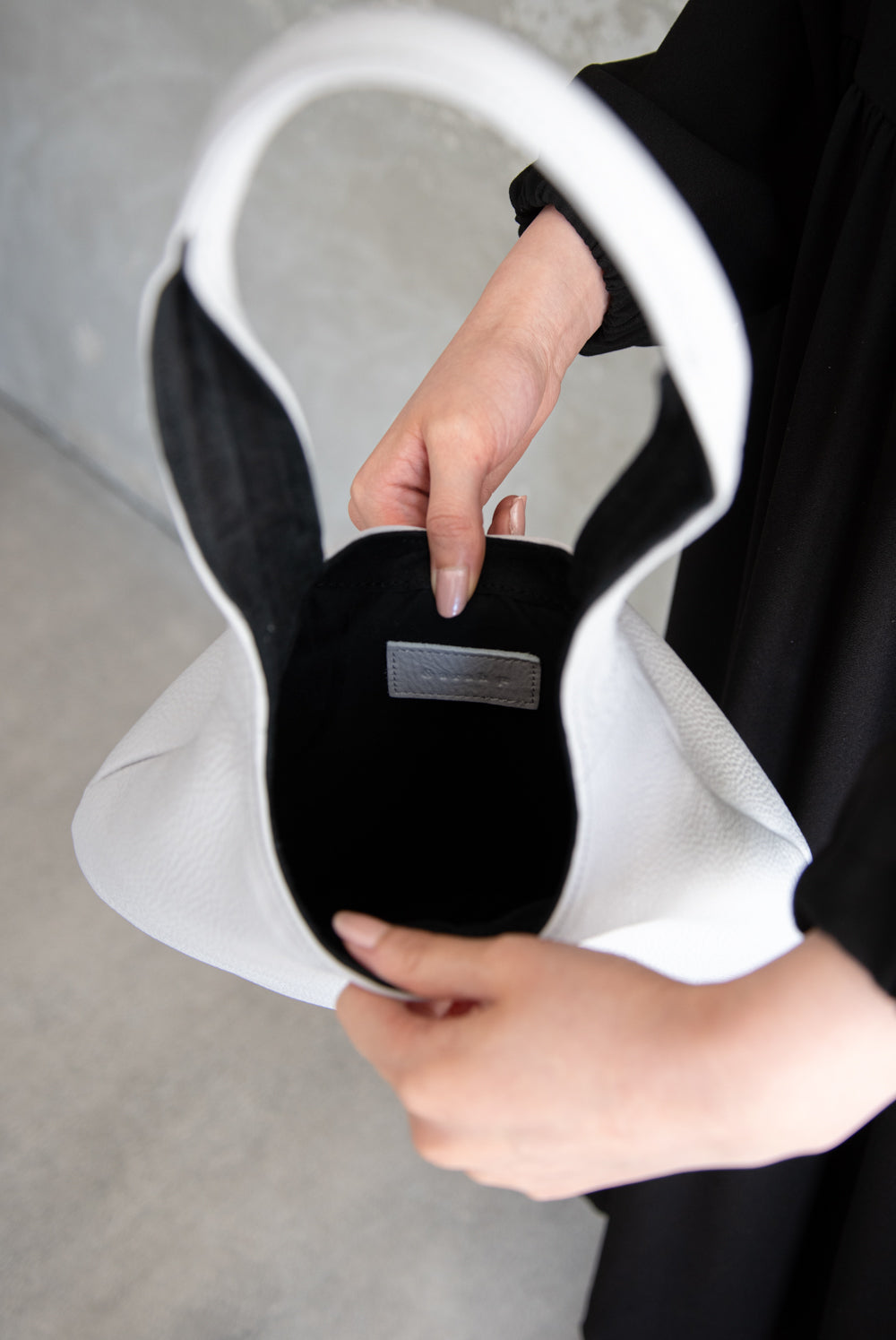 B-005 / Round One-Shoulder Bag (M) 